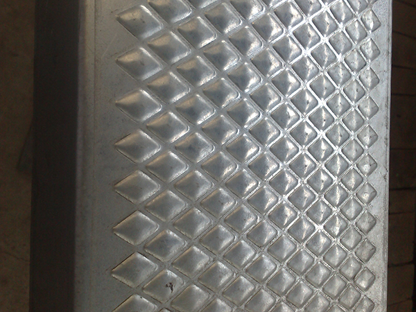 起鼓防滑板 - 河北强佑金属制品有限公司