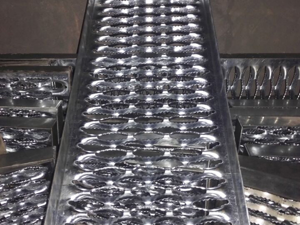 鳄鱼嘴防滑板 - 河北强佑金属制品有限公司