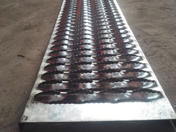 鳄鱼嘴防滑板 - 河北强佑金属制品有限公司